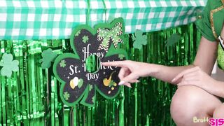 Stepsisters Kissing Booth Della Cate,