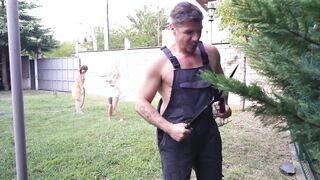 A daring gardener pesters the daughters of the house owner.