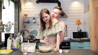 Leave me alone I'm cooking! No, I'm fucking pussy!A lot of sperm - applause!