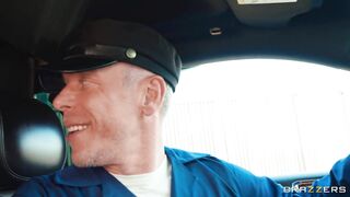 The guy met hotties at the airport and fucked them in a limo ????